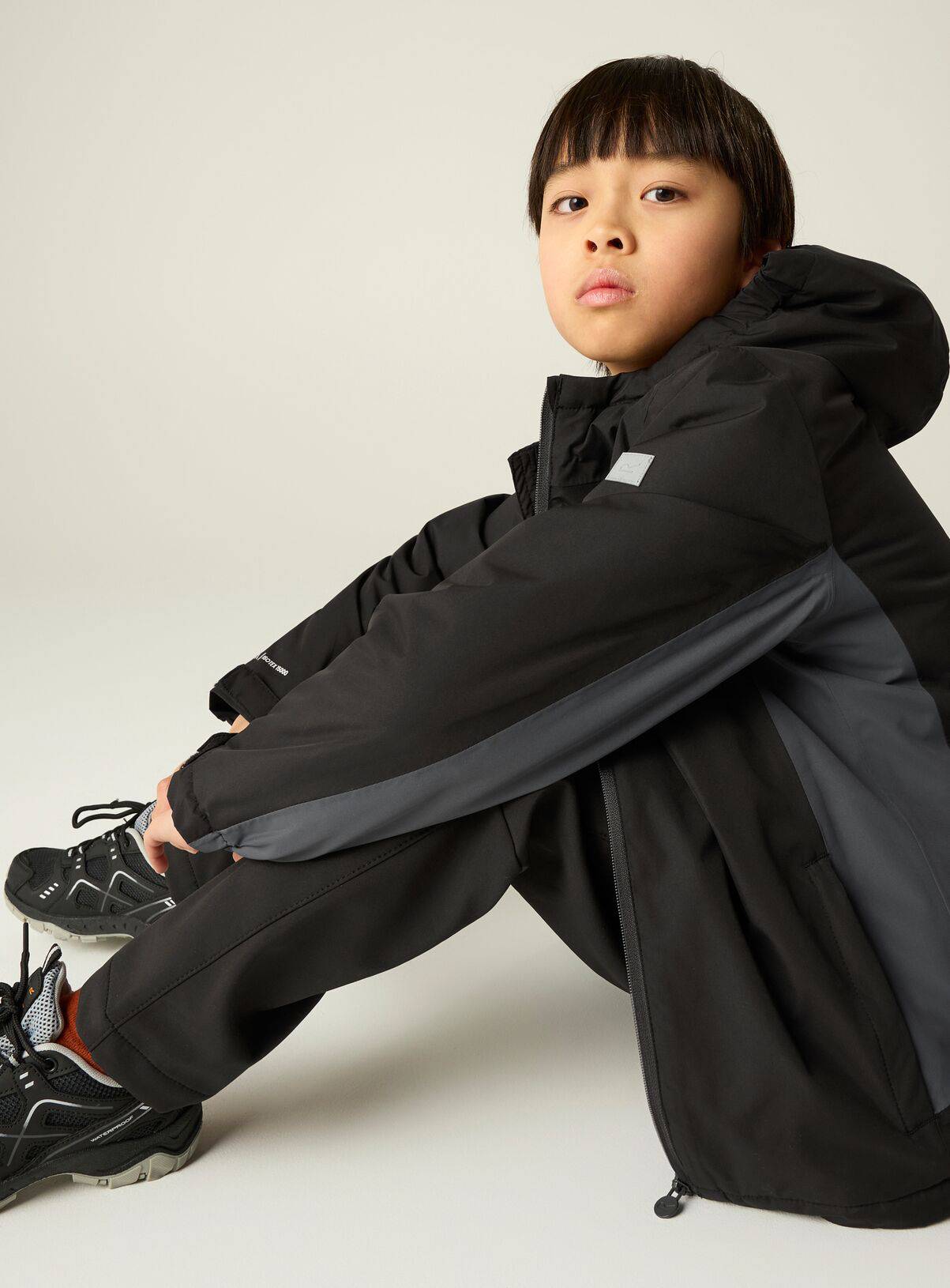 REGATTA Hurdle Waterproof Insulated Jacket Black 9-10 years - Image 1